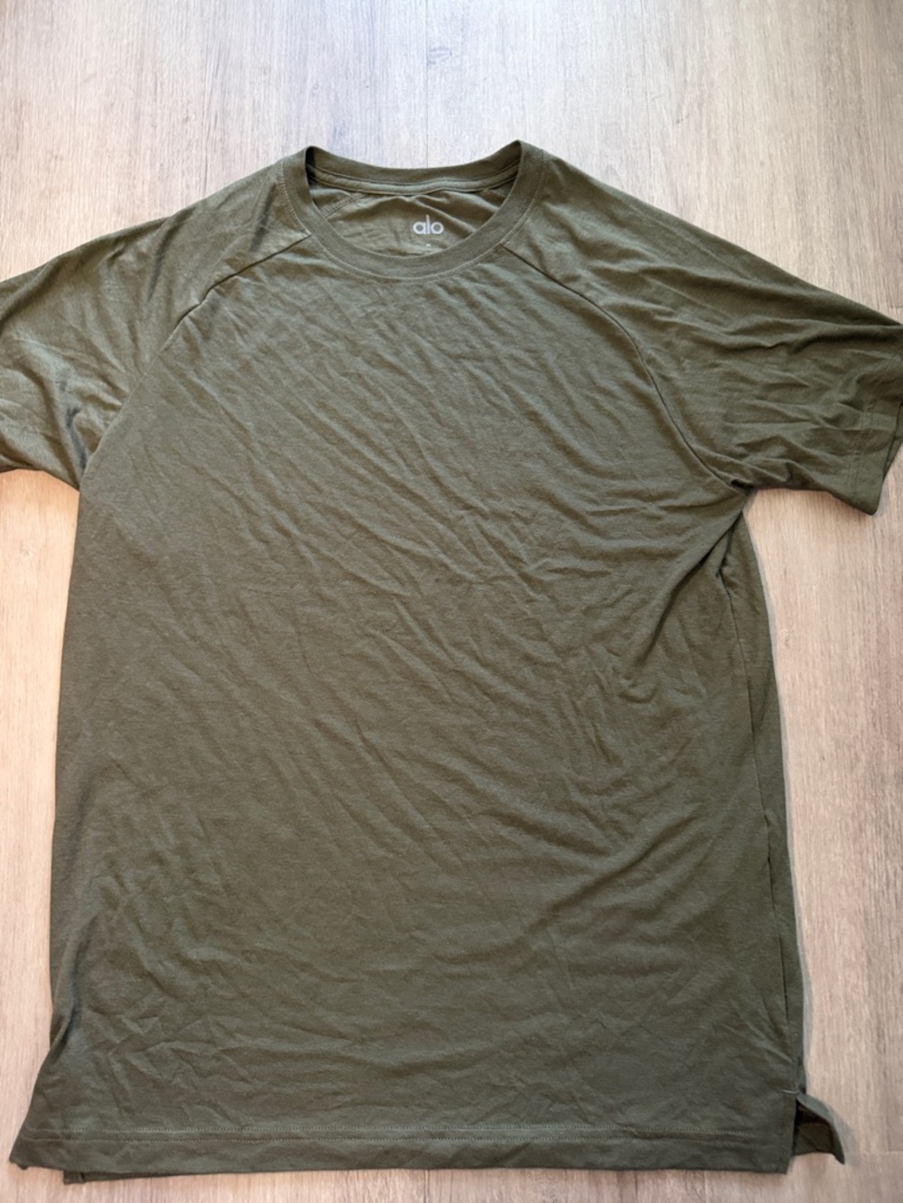 ALO Yoga Men’s Short Sleeve Crew T-Shirt in Olive